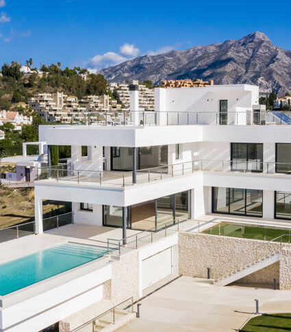 Ditt nye liv i Nueva Andalucia - moderne villa med panoramautsikt over havet og fjellene