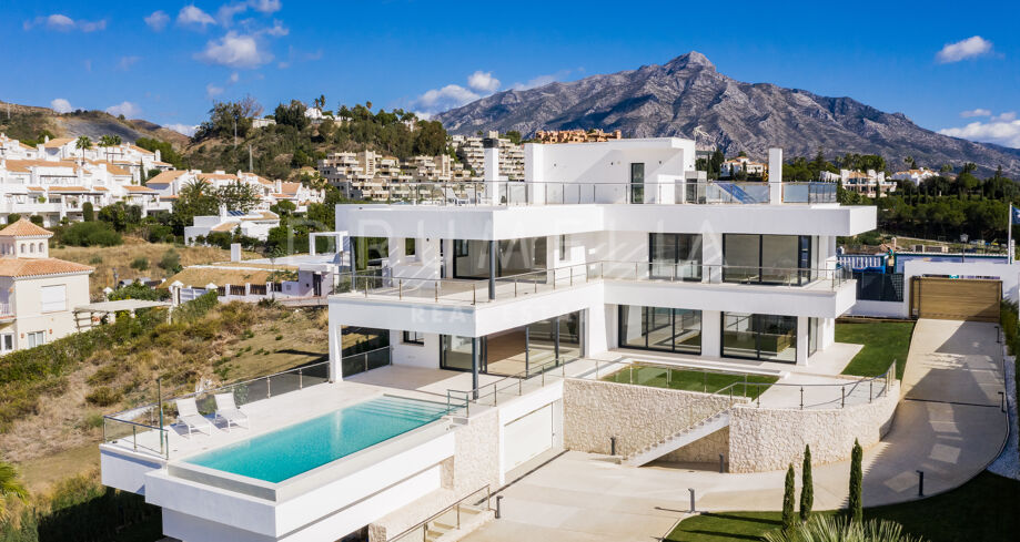 Votre nouvelle vie à Nueva Andalucia - Villa contemporaine avec vue panoramique sur la mer et les montagnes