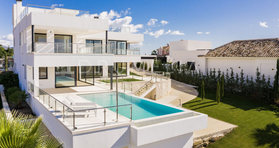 Votre nouvelle vie à Nueva Andalucia - Villa contemporaine avec vue panoramique sur la mer et les montagnes