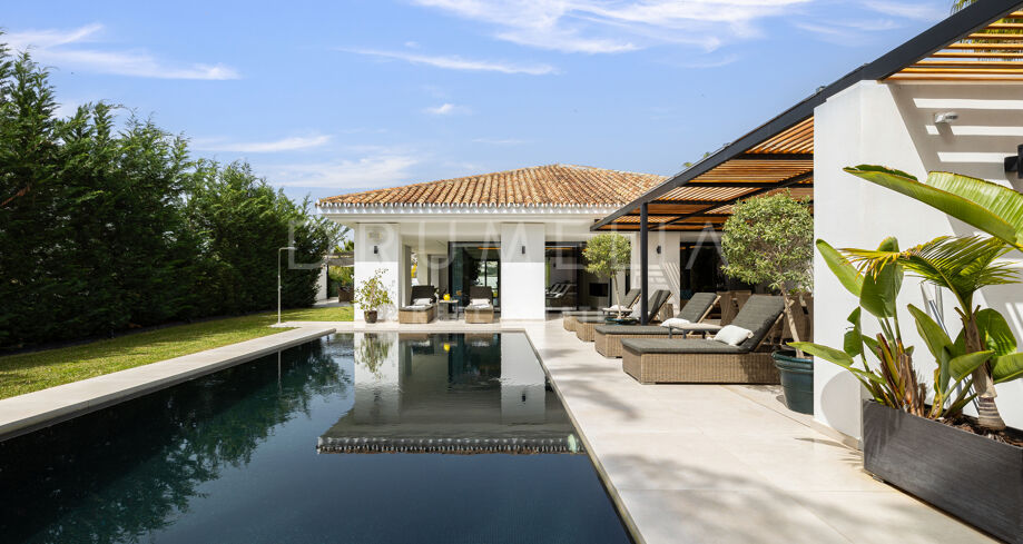 Elegant villa med 5 soverom og privat basseng i gangavstand fra Los Naranjos Golf- Nueva Andalucia, Marbella