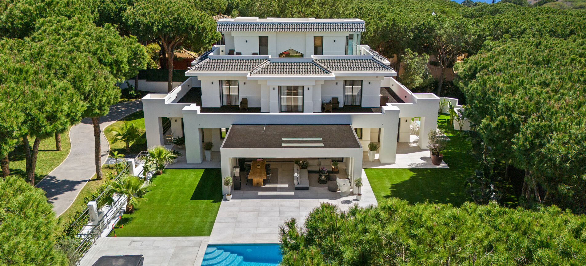 Magnificent 6-Bedroom Modern Style Villa in Hacienda Las Chapas in Marbella East