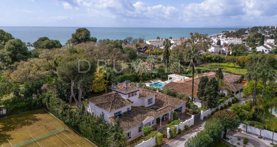 Charmante andalusische villa op loopafstand van het strand te koop in El Paraiso Barronal