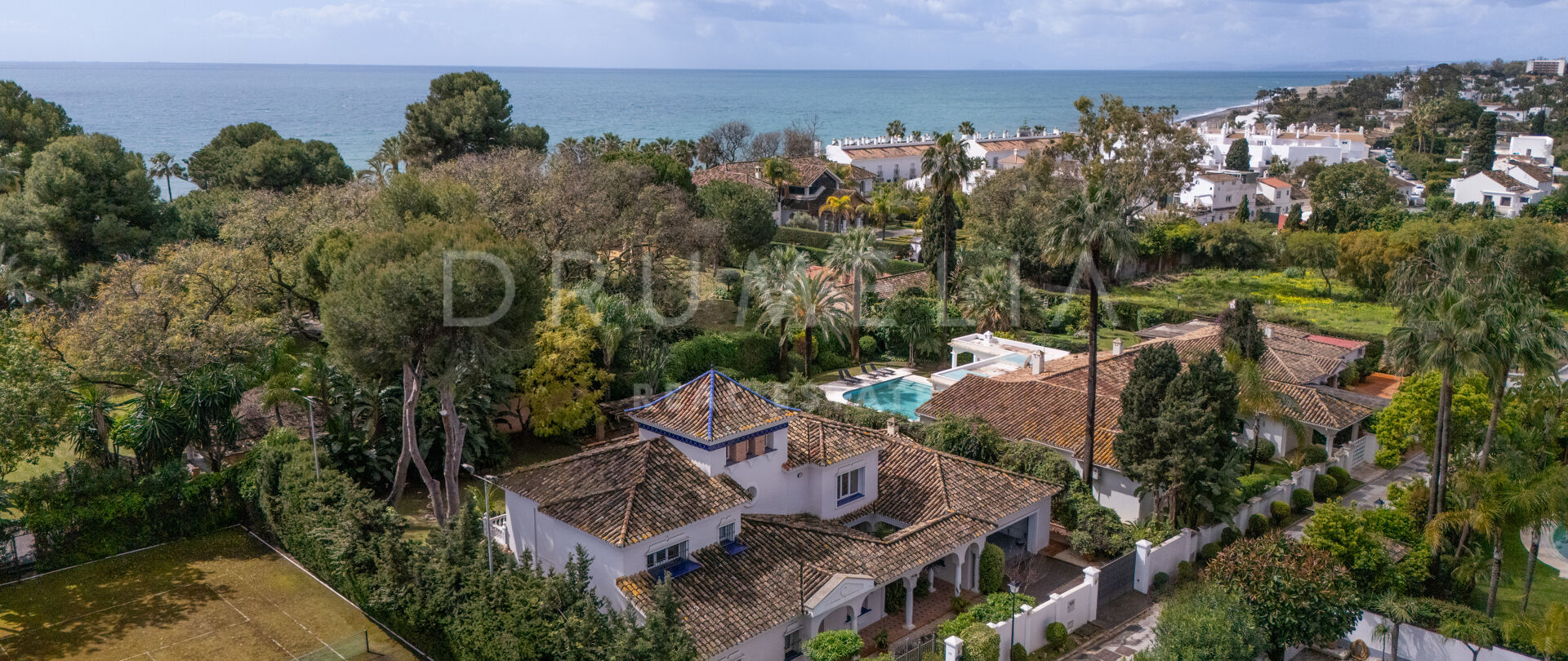 Charmante andalusische villa op loopafstand van het strand te koop in El Paraiso Barronal