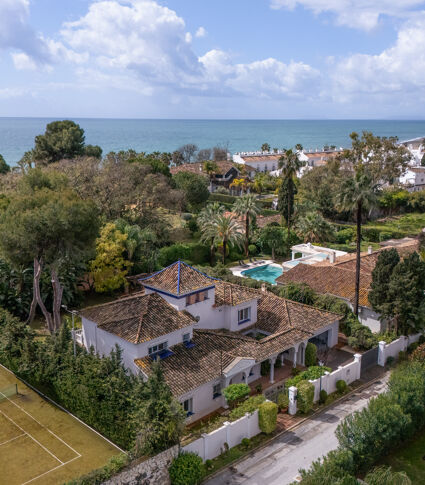 Charmante andalusische villa op loopafstand van het strand te koop in El Paraiso Barronal