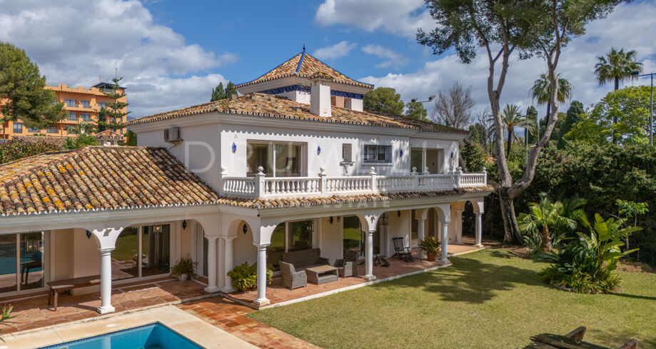 Charmante andalusische villa op loopafstand van het strand te koop in El Paraiso Barronal