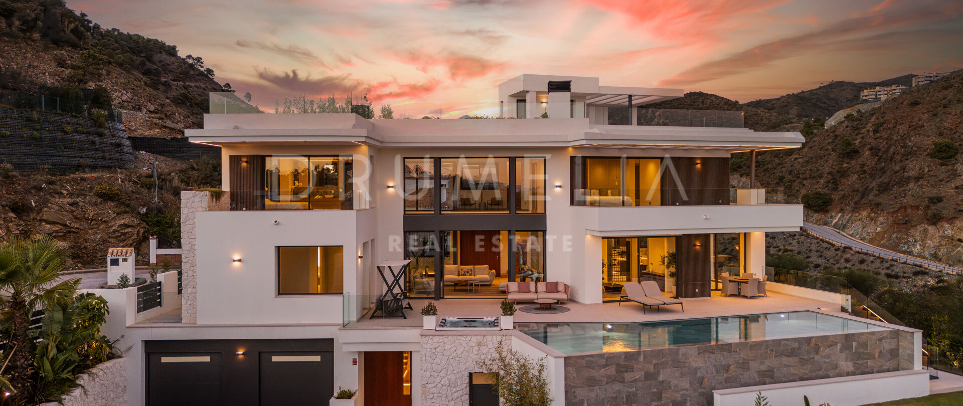 Lomas 10 - Villa moderne et neuve dans le prestigieux quartier de Lomas de la Quinta, Marbella, avec une vue imprenable sur la mer et la montagne.