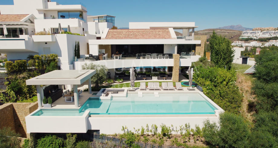 Lyxig modern villa i Los Flamingos Golf Resort med fantastisk utsikt över Medelhavet, Estepona