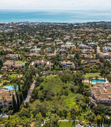 The Courtyard - Exclusief perceel met uitzicht op zee en de bergen en zuidelijke oriëntatie in Sierra Blanca- Marbella