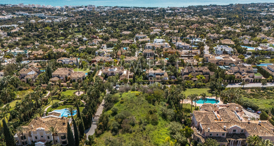 The Courtyard - Eksklusiv tomt med hav- og fjellutsikt og sørlig orientering i Sierra Blanca- Marbella