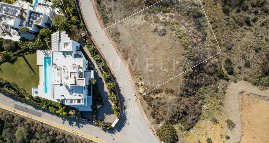 Superbe terrain avec vue spectaculaire sur la mer Méditerranée et Gibraltar à La Panera, Estepona