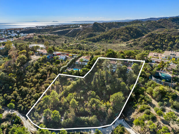 Atractiva villa mediterránea con gran potencial, gran parcela y bonitas vistas, Benahavis.