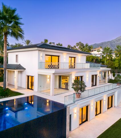 Elegante frontline golf moderne luxe villa met panoramisch uitzicht in Nueva Andalucia, Marbella