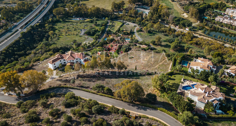 Utmärkt tomt med panoramautsikt över havet och bergen i exklusiva Vega del Colorado, Benahavis