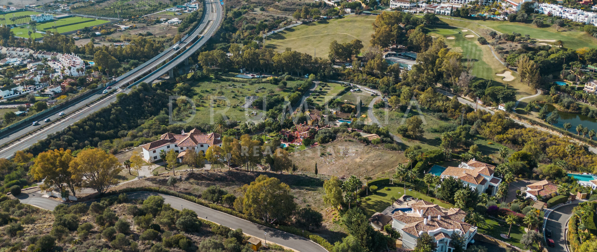 Превосходный участок с панорамным видом на море и горы в элитном комплексе Vega del Colorado, Бенахавис