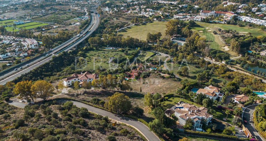 Utmärkt tomt med panoramautsikt över havet och bergen i exklusiva Vega del Colorado, Benahavis