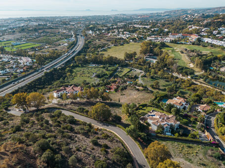 Excelente parcela con vistas al mar y a la montaña en Vega del Colorado, Benahavis