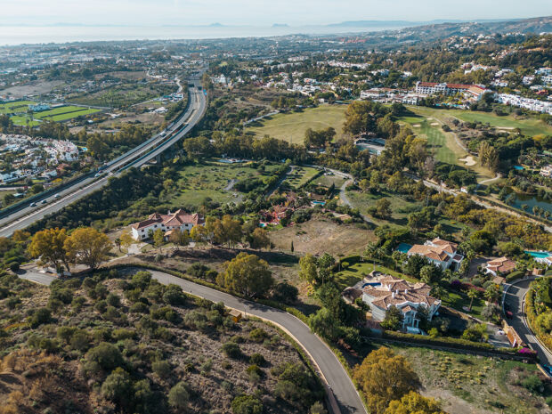 Uitstekend perceel met panoramisch uitzicht op zee en de bergen in het topsegment van Vega del Colorado, Benahavis