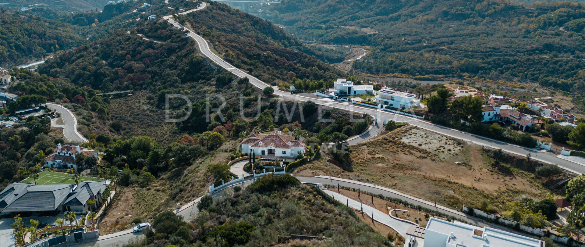 Utmärkt bergstomt med panoramautsikt över havet och bergen i Monte Mayor, Benahavis