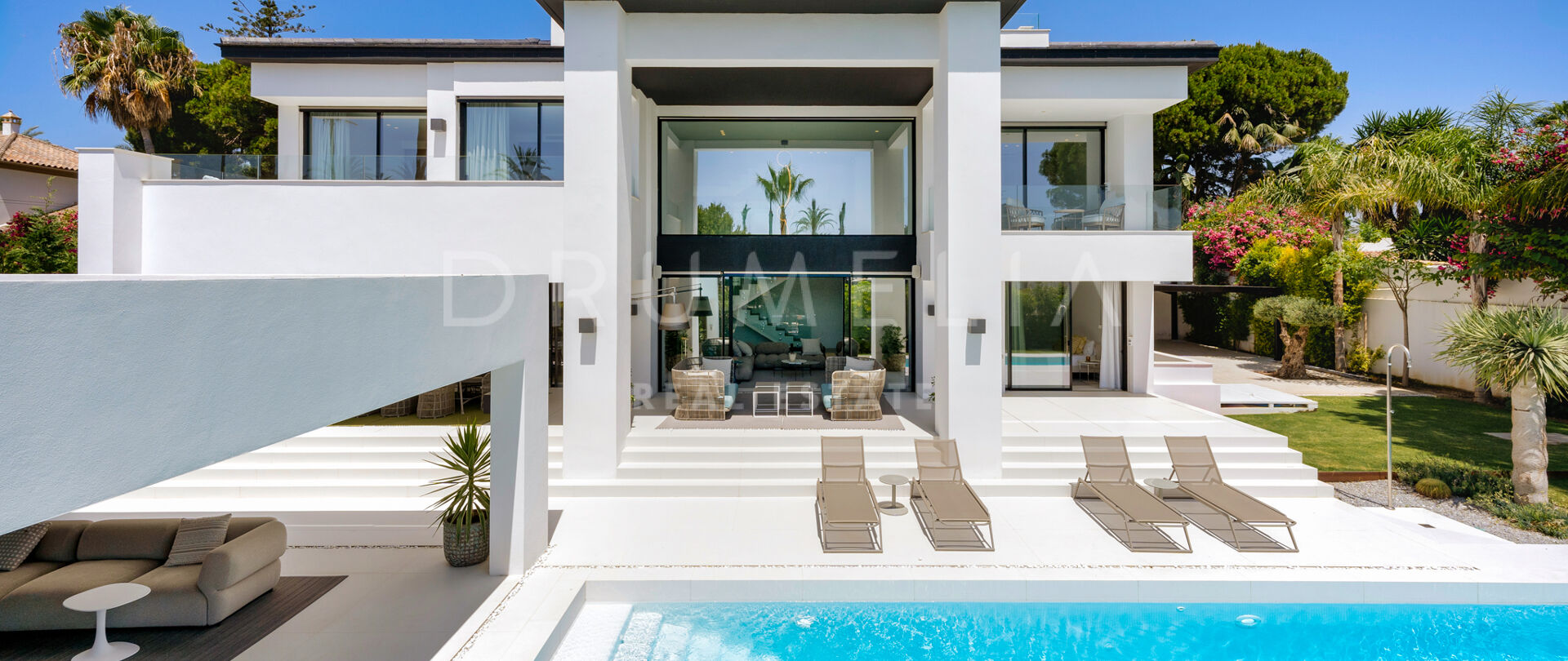 Stijlvolle en moderne luxe villa aan het strand met panoramisch uitzicht in San Pedro Playa