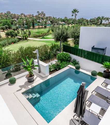 Toute nouvelle villa de luxe moderne en première ligne de golf à El Campanario, Estepona