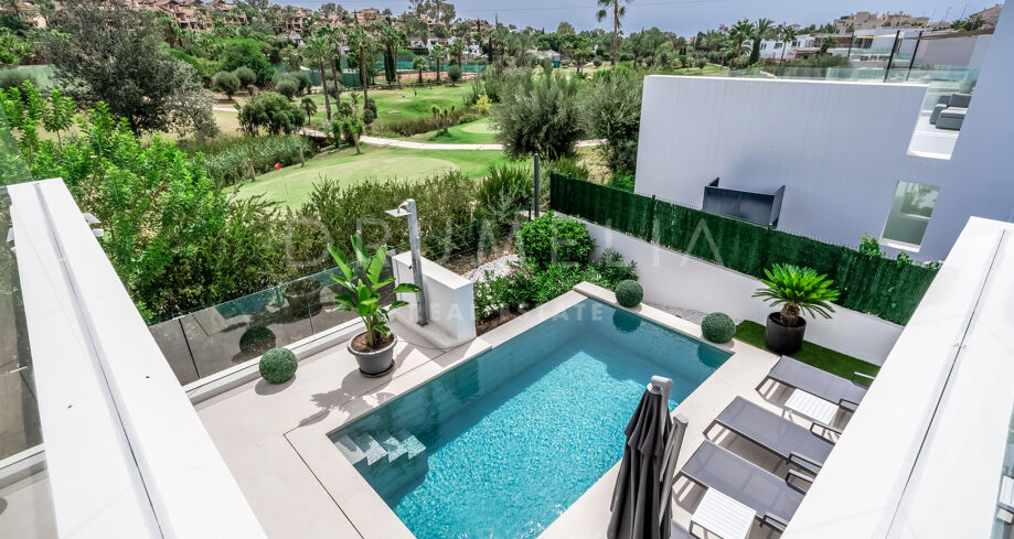 Gloednieuwe eerstelijns Golf Moderne Luxe Villa in het mooie El Campanario, Estepona