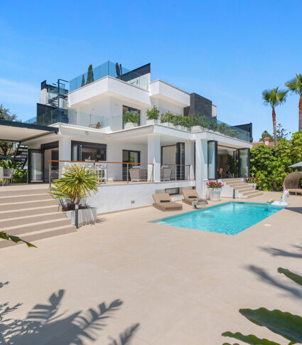 Prachtige hedendaagse luxe villa met panoramisch uitzicht op zee en de bergen, El Rosario, Marbella East.