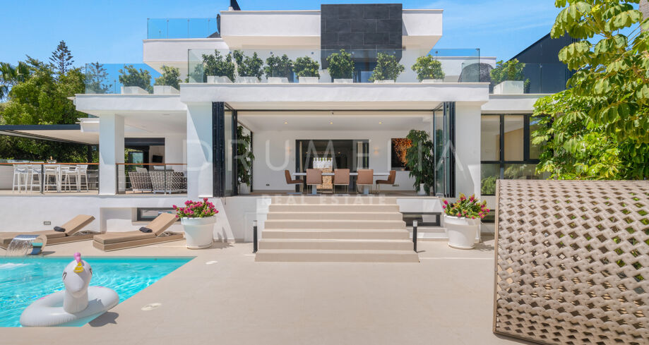 Prachtige hedendaagse luxe villa met panoramisch uitzicht op zee en de bergen, El Rosario, Marbella East.