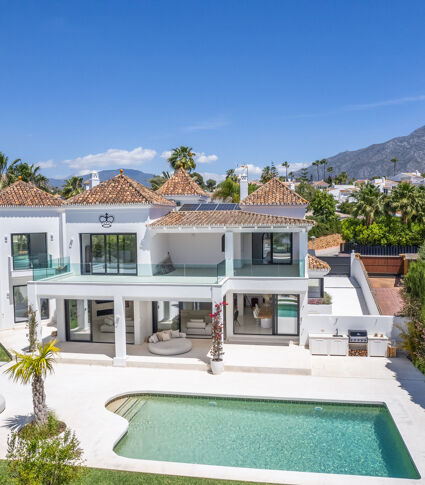 Preciosa villa de lujo moderna reformada en Parcelas del Golf, Nueva Andalucia, Marbella