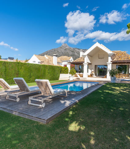 Elegante villa mediterránea con vistas al mar en Las Lomas del Marbella Club, Marbella Milla de Oro