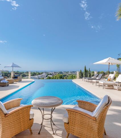 Stunning Mediterranean luxury villa with panoramic views in El Herrojo Alto, La Quinta, Benahavis