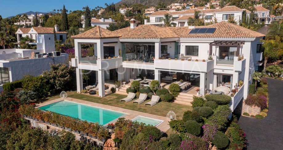 Villa de lujo reformada con vistas panorámicas al mar en Sierra Blanca, Marbella