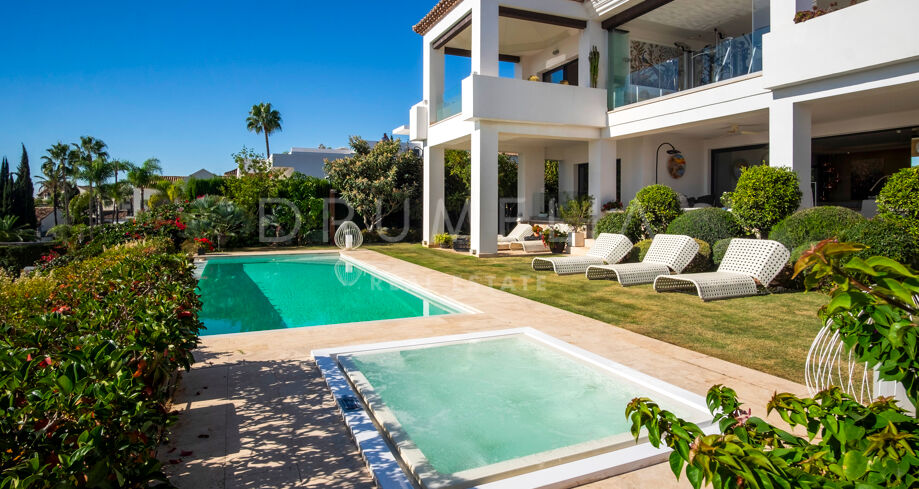 Villa de lujo reformada con vistas panorámicas al mar en Sierra Blanca, Marbella