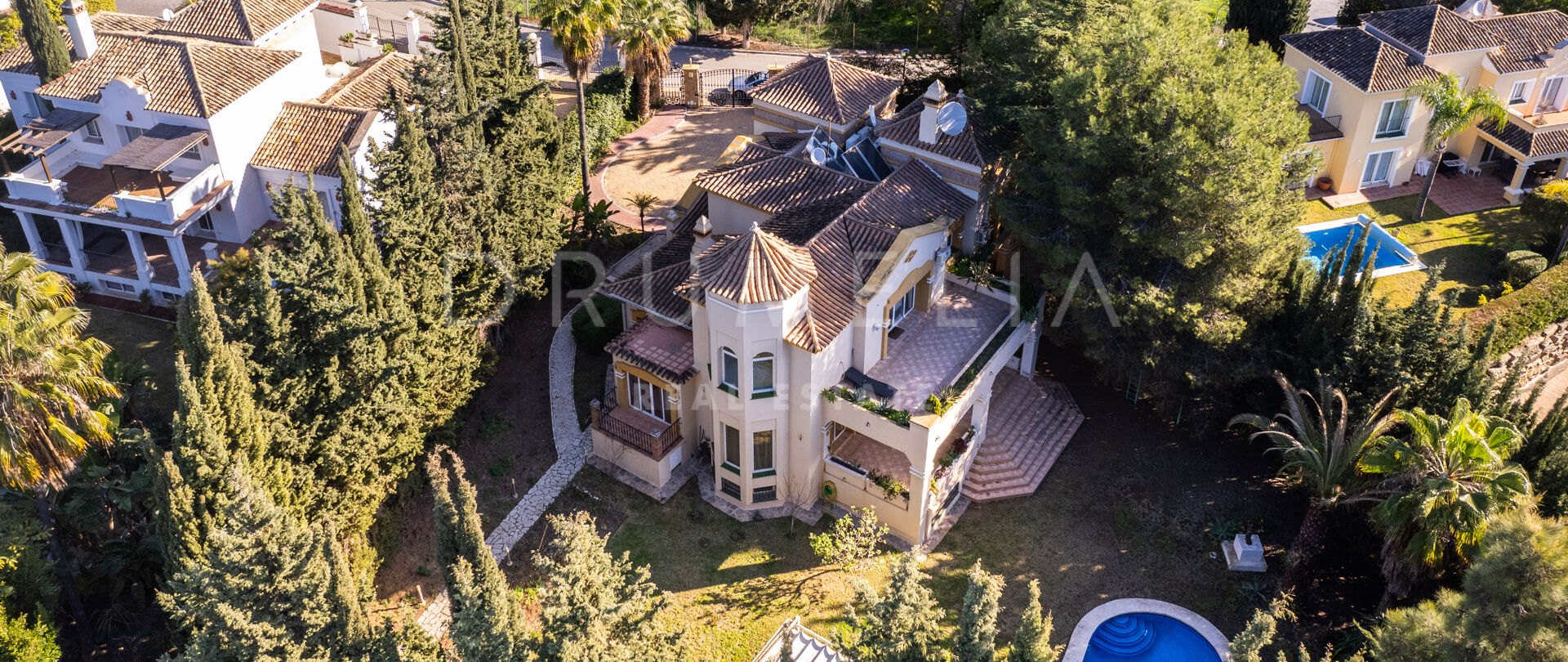 Charmante villa familiale de style méditerranéen avec piscine à El Paraiso Alto, Benahavis