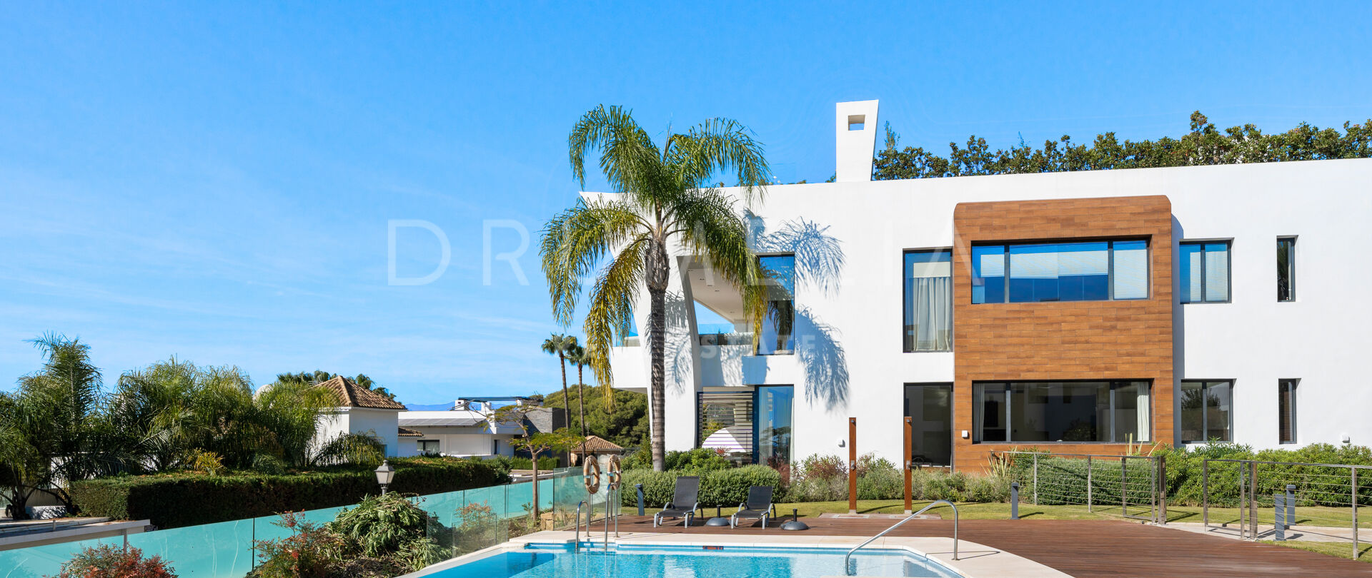 Luxueux appartement élégant avec de superbes vues dans la Reserva de Sierra Blanca, le Golden Mile de Marbella.