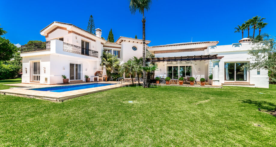 Exquisita villa mediterránea de lujo con vistas parciales al mar, Sierra Blanca, Milla de Oro de Marbella