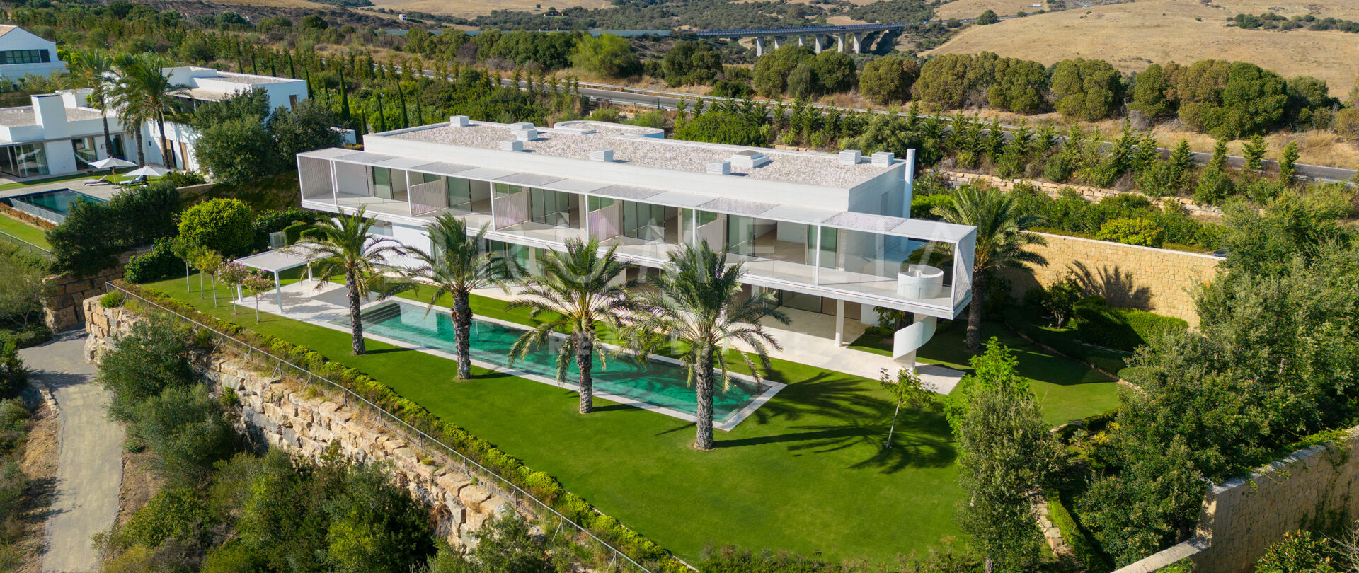 Nueva e innovadora villa de lujo vanguardista en primera línea de golf con magníficas vistas en Finca Cortesin, Casares.