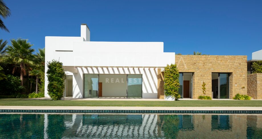 Helt ny lyxvilla i frontlinjen för golf med fantastisk utsikt och charm i Ibiza-stil, Finca Cortesin, Casares.