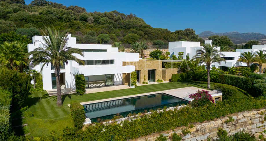 Helt ny lyxvilla i frontlinjen för golf med fantastisk utsikt och charm i Ibiza-stil, Finca Cortesin, Casares.