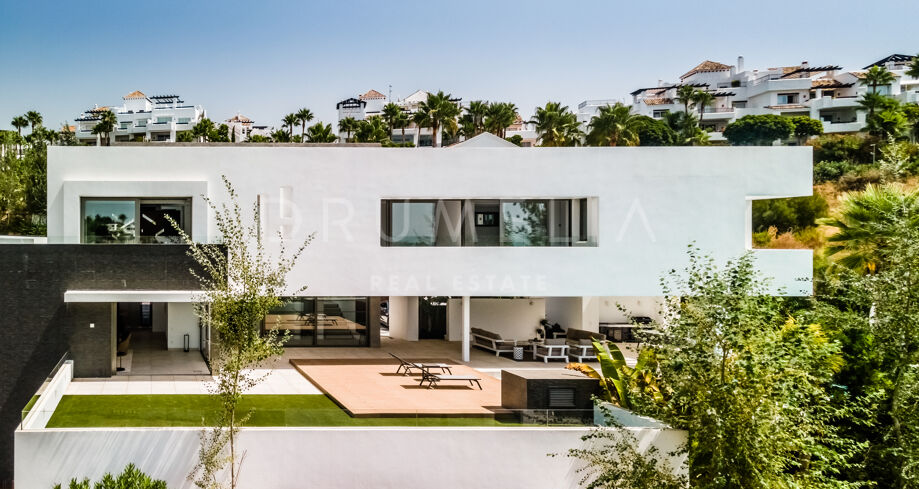 Miljøvennlig villa i moderne stil til salgs i La Alquería, Benahavis