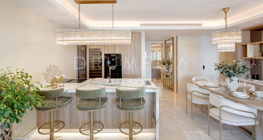 Apartamento en primera linea de playa en Marina de Puente Romano, en la Milla de Oro de Marbella