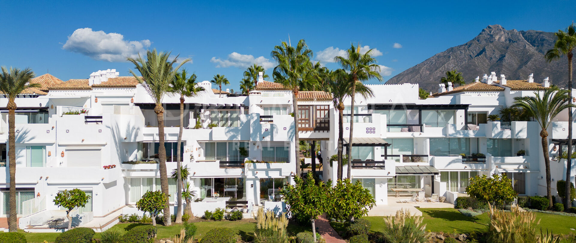 Apartamento en primera linea de playa en Marina de Puente Romano, en la Milla de Oro de Marbella