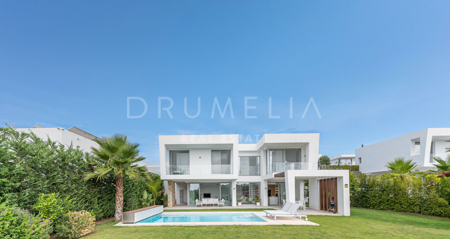 Moderne villa in gesloten urbanisatie met zwembad en uitzicht op de golfbaan in Santa Clara, Marbella