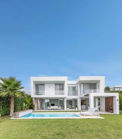 Moderne villa in gesloten urbanisatie met zwembad en uitzicht op de golfbaan in Santa Clara, Marbella