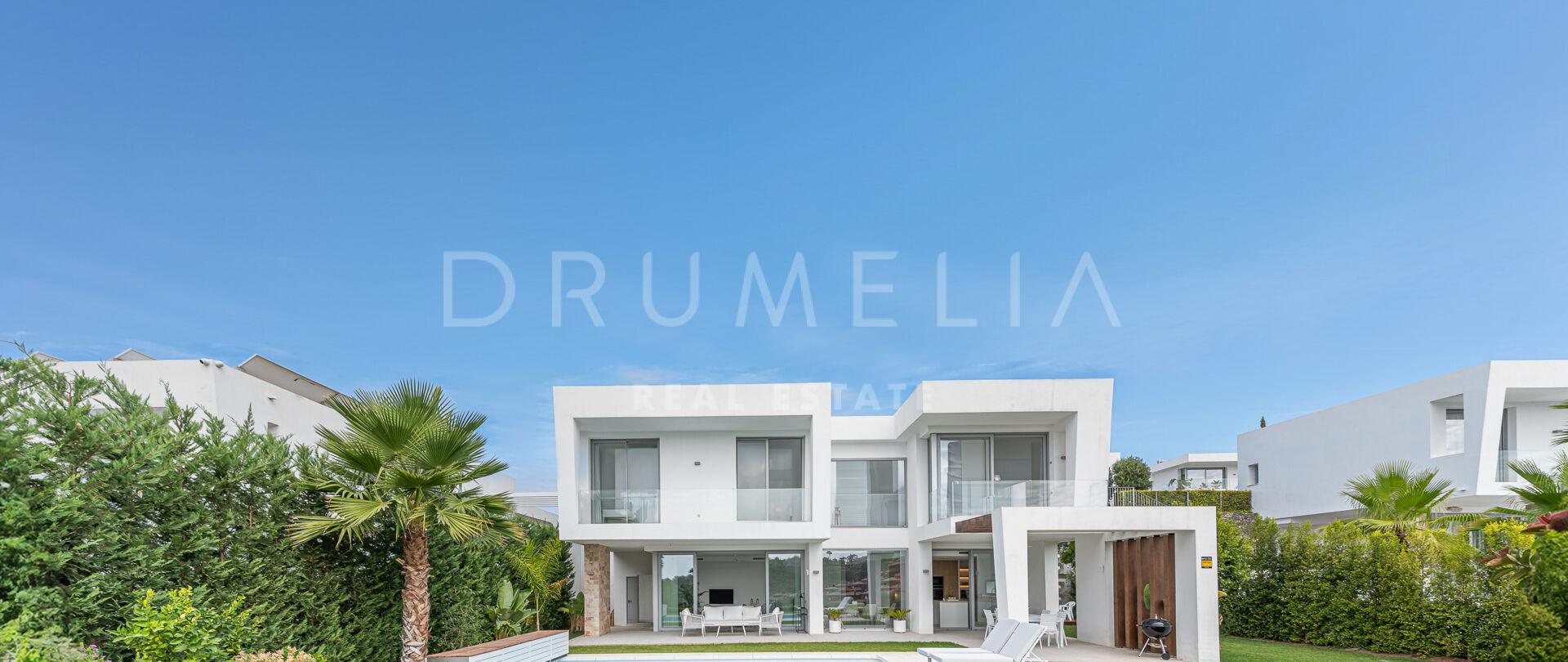 Moderne villa in gesloten urbanisatie met zwembad en uitzicht op de golfbaan in Santa Clara, Marbella