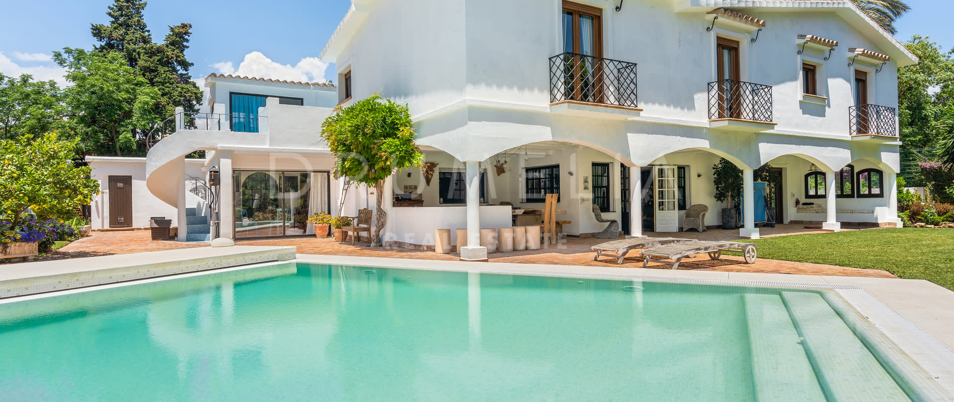 Charmig Golfside Villa till salu i Guadalmina Baja, Marbella.