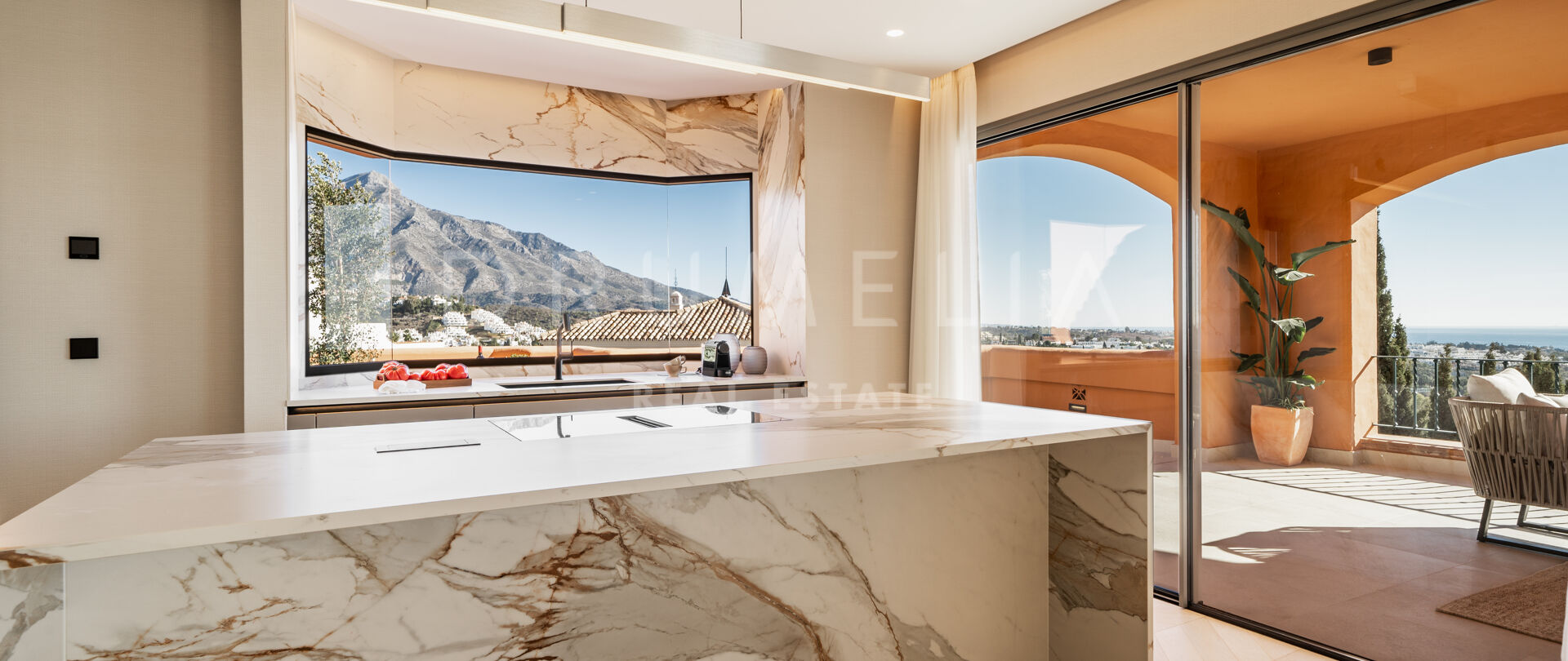 Apartamento recién reformado con vistas panorámicas al mar en Las Belvederes, Nueva Andalucía.