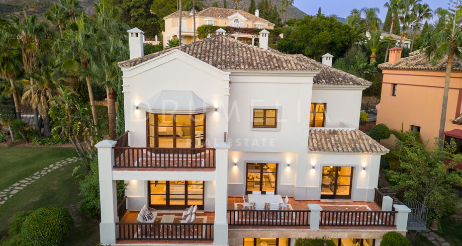 Neu renoviertes mediterranes Stadthaus in La Capellanía, Sierra Blanca.