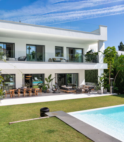 Lujosa Villa de 5 dormitorios con azotea en venta en Puerto Banús, Marbella