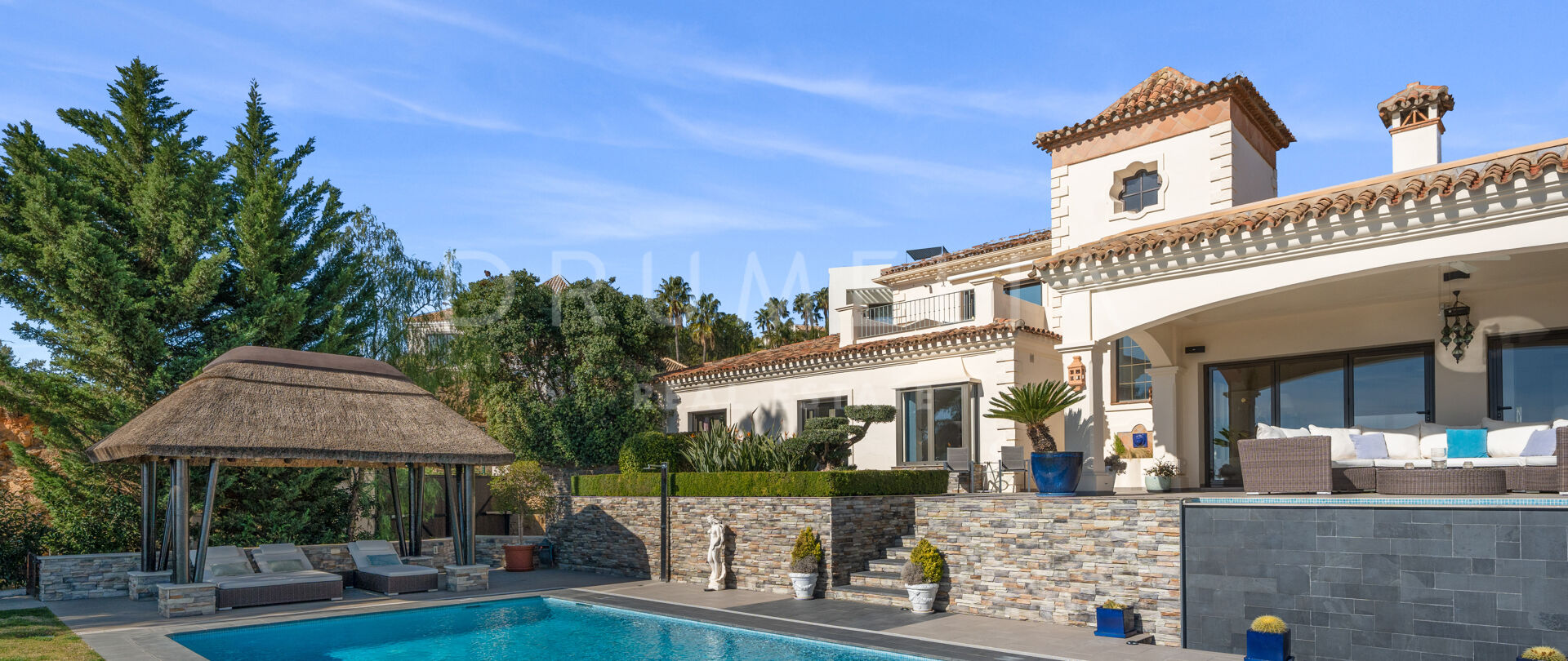 Villa luxueuse avec élégance traditionnelle et vue sur la mer à Altos de Los Monteros, Marbella