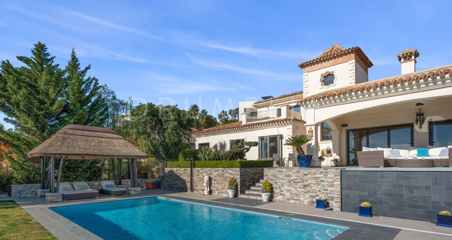 Luxe villa met traditionele elegantie en zeezicht in Altos de Los Monteros, Marbella